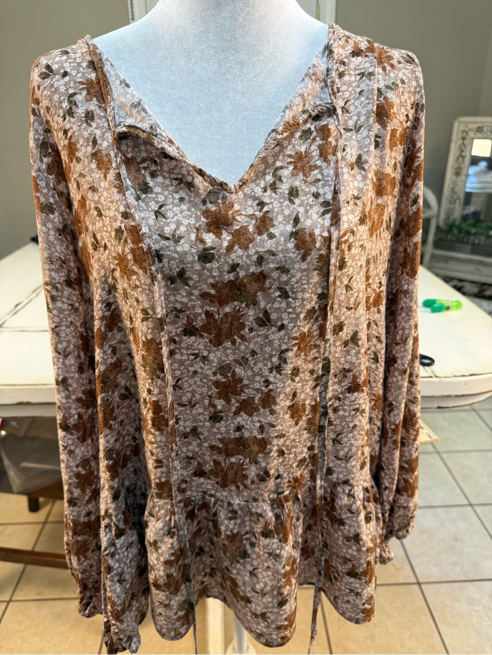 Veveret Boho Floral Tie-Front Peasant Blouse in Brown Floral - Picture 2 of 16